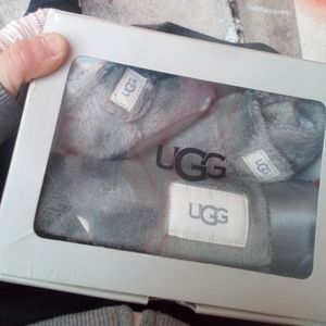 Infant ugg boots and blanket